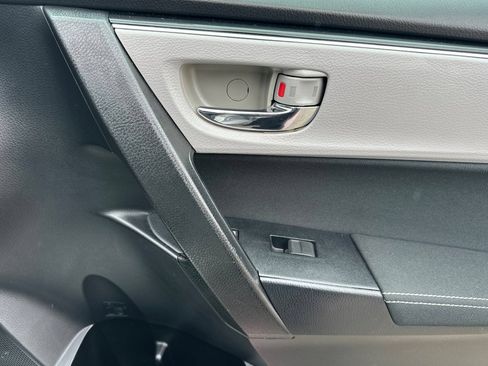 Used 2018 Toyota Corolla LE w/ Carpet Mat Package (TMS) FWD image 19