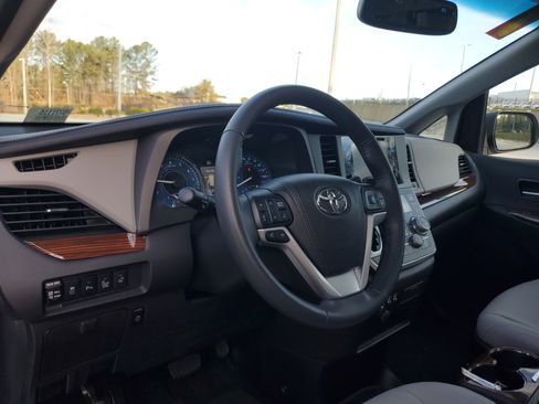Certified 2017 Toyota Sienna XLE image 16