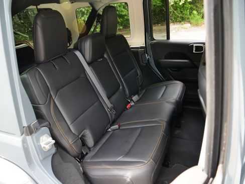 Used 2024 Jeep Wrangler Unlimited Sahara AWD/4WD image 34