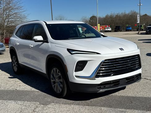 Used 2025 Buick Enclave Preferred image 3