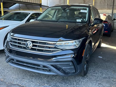 Used 2024 Volkswagen Tiguan SE AWD/4WD image 2