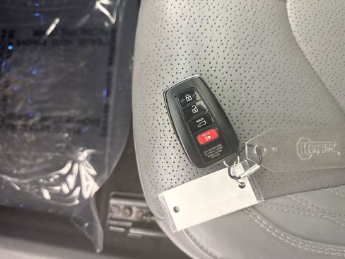 Used 2019 Toyota Avalon Limited w/ Advanced Safety Package FWD image 24
