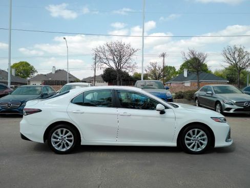 Used 2023 Toyota Camry LE FWD image 5