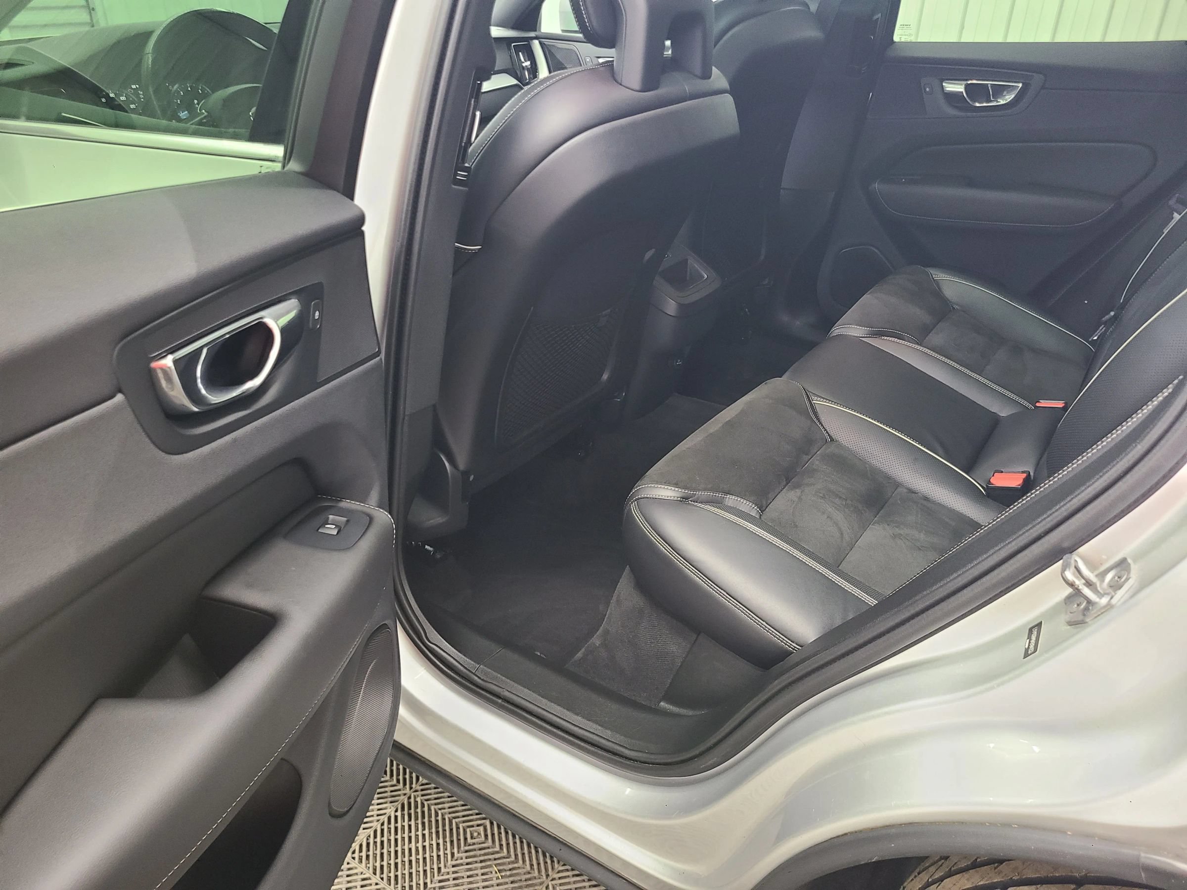 Used 2019 Volvo XC60 T5 R-Design AWD/4WD image 36