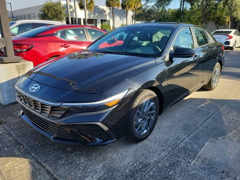 Used 2024 Hyundai Elantra SEL FWD image 3