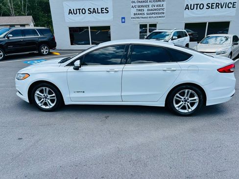 Used 2018 Ford Fusion SE FWD image 2