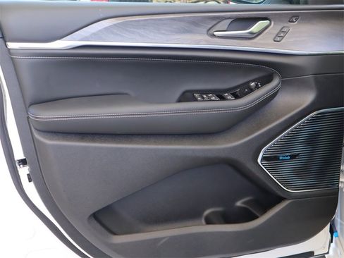 New 2023 Jeep Grand Cherokee Overland w/ Luxury Tech Group IV image 24