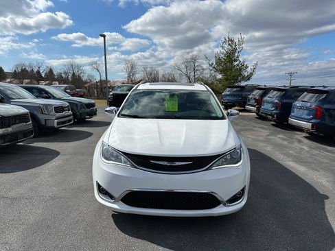 Used 2018 Chrysler Pacifica Limited image 2