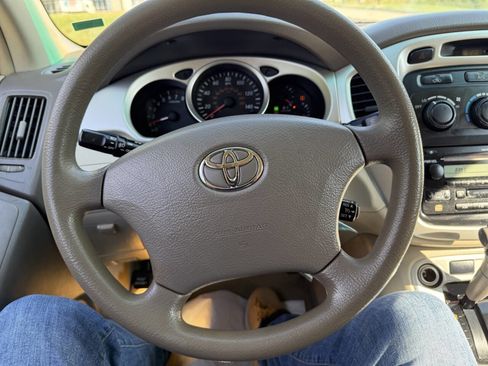 Used 2005 Toyota Highlander 2WD w/ 3rd Row image 13