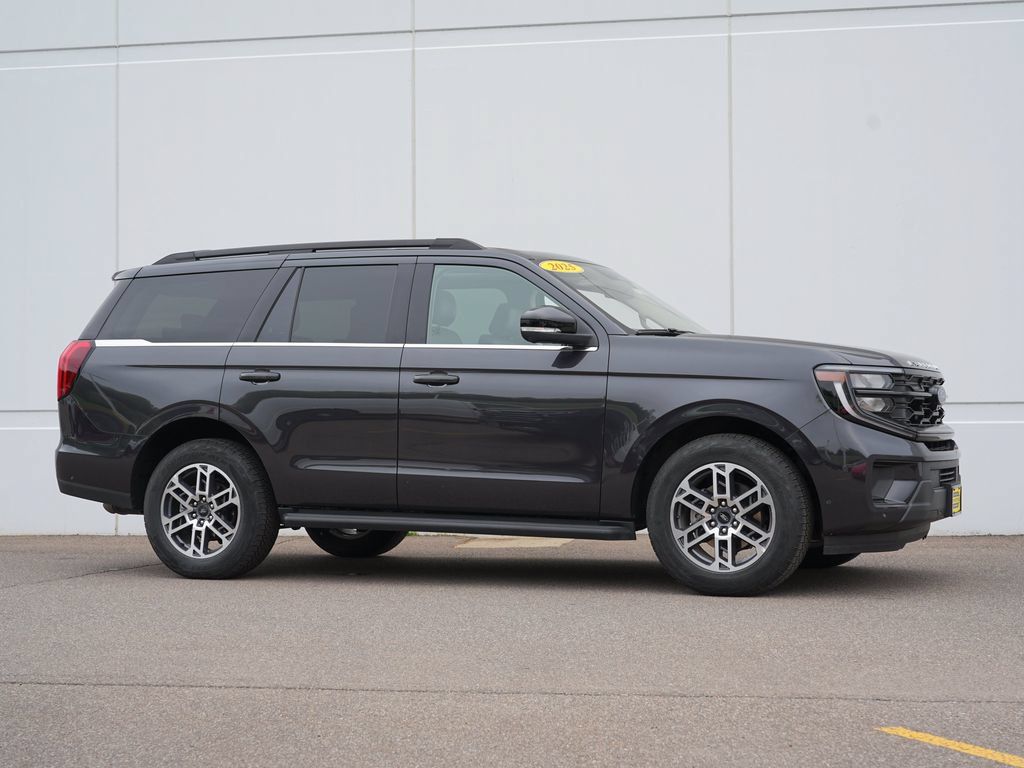Used 2025 Ford Expedition Active AWD/4WD image 2