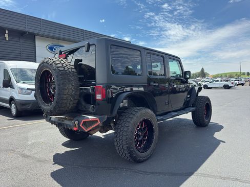 Used 2015 Jeep Wrangler Unlimited Sahara w/ Connectivity Group AWD/4WD image 11
