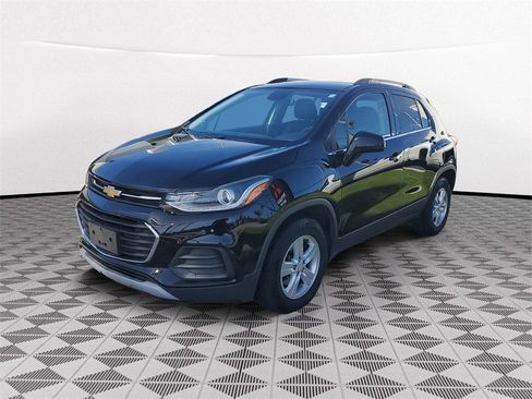 Used 2020 Chevrolet Trax LT w/ Driver Confidence Package image 3