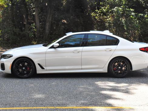 Used 2022 BMW 530i xDrive w/ M Sport Package image 4