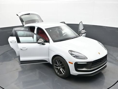 Certified 2024 Porsche Macan Turbo image 33