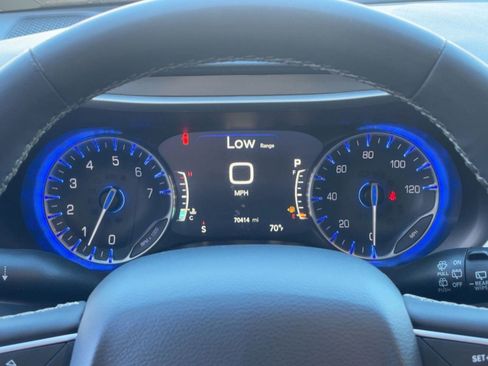 Used 2023 Chrysler Pacifica Touring-L image 16