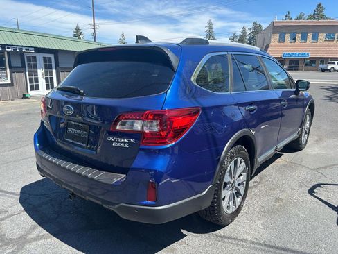 Used 2017 Subaru Outback 2.5i Touring AWD/4WD image 5