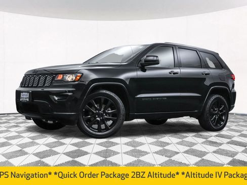 Used 2018 Jeep Grand Cherokee Altitude image 2