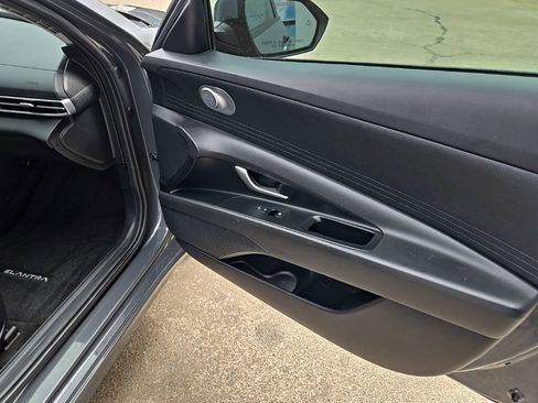 Used 2025 Hyundai Elantra SE FWD image 59