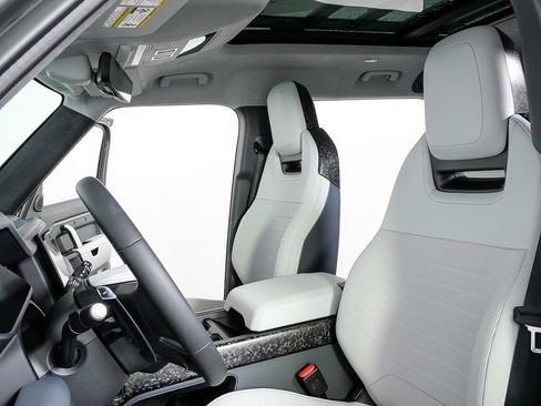 Used 2025 Land Rover Defender 110 image 4