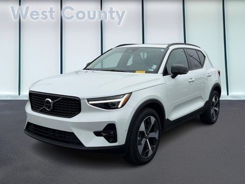 Certified 2026 Volvo XC40 B5 Plus AWD/4WD image 9