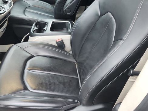 Used 2023 Chrysler Pacifica Touring-L image 9