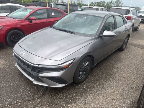 Used 2024 Hyundai Elantra SEL FWD image 2