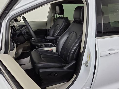 Used 2024 Chrysler Pacifica Touring-L image 16