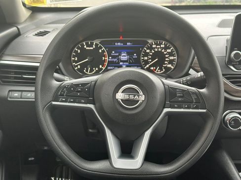 Used 2025 Nissan Altima 2.5 SV FWD image 14