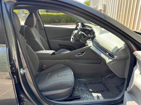 Used 2025 Hyundai Elantra SEL FWD image 15