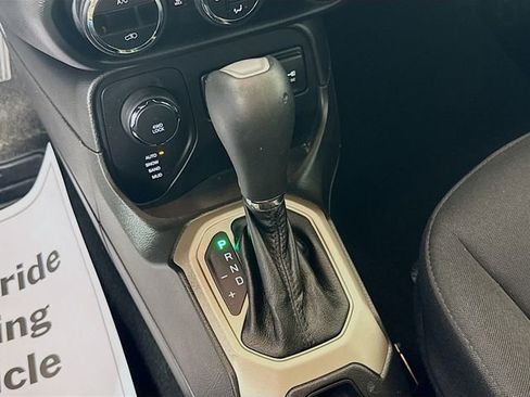 Used 2016 Jeep Renegade Latitude w/ Popular Equipment Group AWD/4WD image 18