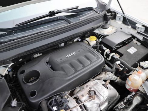 Used 2019 Jeep Cherokee Limited image 40