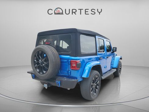 Used 2021 Jeep Wrangler Unlimited Sahara image 3