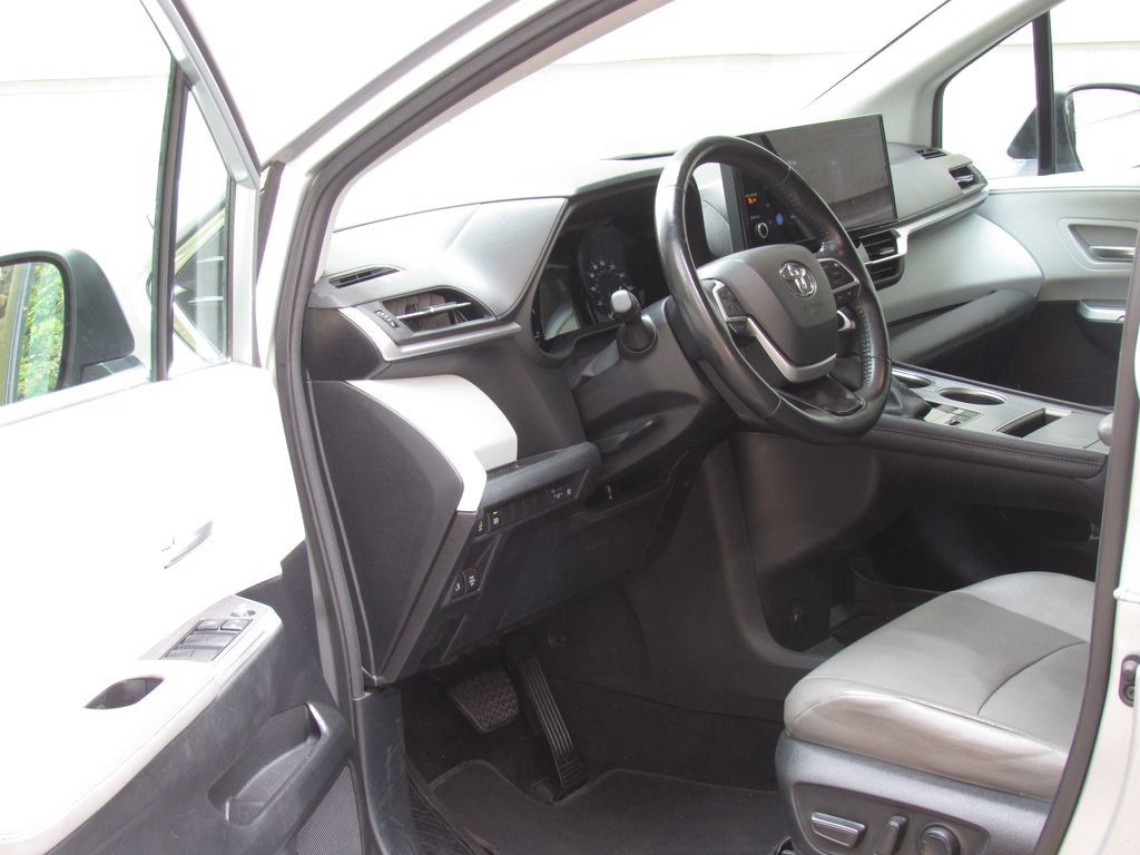 Certified 2025 Toyota Sienna XLE FWD image 10