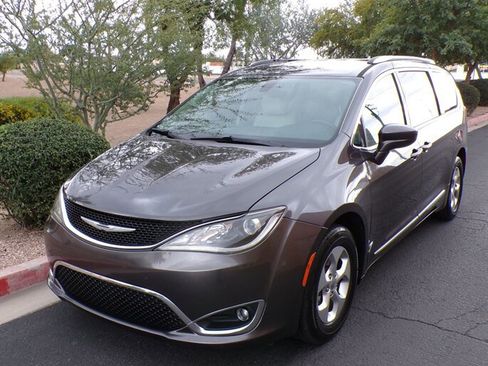 Used 2017 Chrysler Pacifica Touring-L Plus image 3