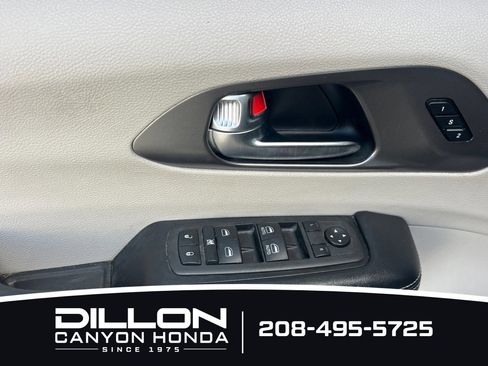 Used 2022 Chrysler Pacifica Touring-L FWD image 14