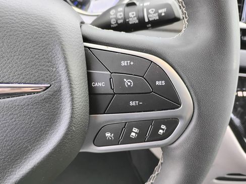 Used 2023 Chrysler Pacifica Touring-L FWD image 23