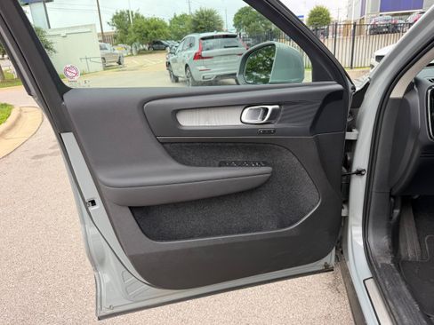 Certified 2025 Volvo XC40 B5 Plus AWD/4WD image 22
