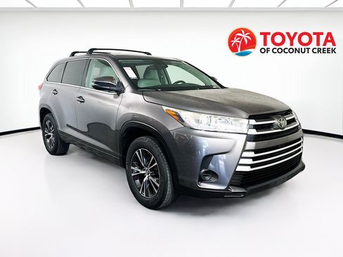 Used 2018 Toyota Highlander LE FWD image 1
