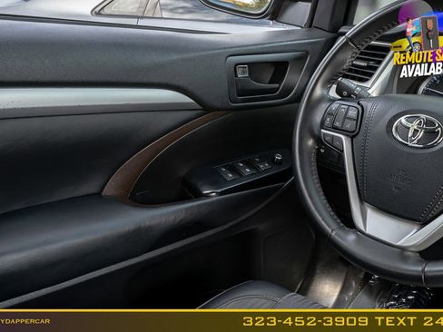 Used 2019 Toyota Highlander Plus w/ Carpet Mat Package (TMS) FWD image 20