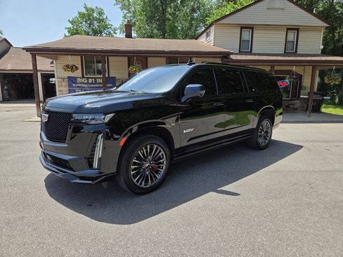 Used 2023 Cadillac Escalade ESV V AWD/4WD image 2