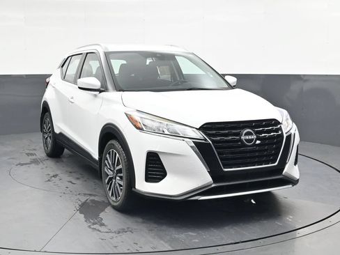 Used 2023 Nissan Kicks SV FWD image 2
