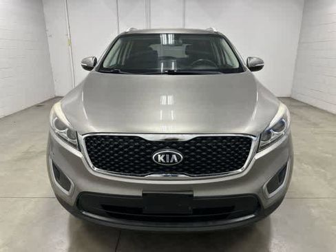 Used 2017 Kia Sorento LX w/ LX Convenience Package image 3