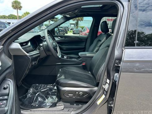 Used 2025 Jeep Grand Cherokee L Altitude RWD image 13