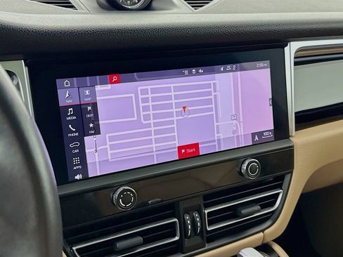 Certified 2023 Porsche Macan AWD/4WD image 18