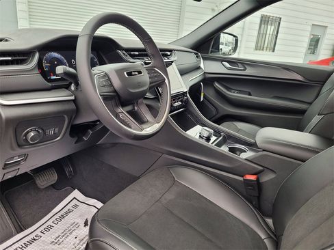 New 2025 Jeep Grand Cherokee L Altitude image 10