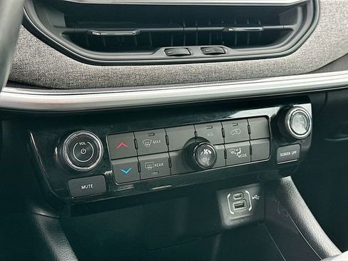 Used 2022 Jeep Compass Latitude w/ Sun and Sound Group image 15