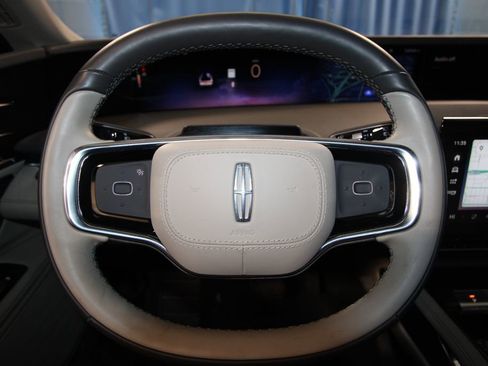 Used 2025 Lincoln Nautilus Premier image 13