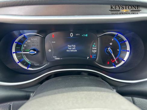 Used 2024 Chrysler Pacifica Select image 12