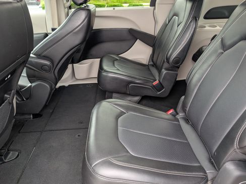 Used 2024 Chrysler Pacifica Touring-L FWD image 13