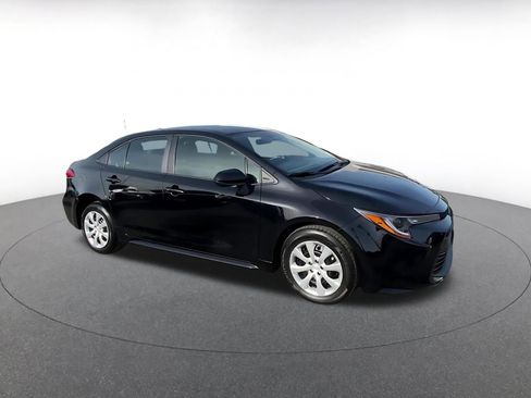 Used 2025 Toyota Corolla LE image 2